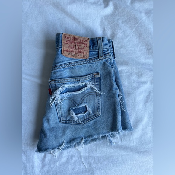 Distressed Levi’s Size 25 - Picture 2 of 2